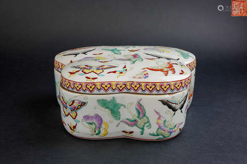 A FAMILLE ROSE BOX WITH LID IN BUTTERFLY PATTERN