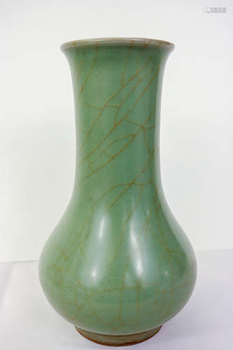 A SONG DYNASTY LONGQUAN YAO GREEN GLAZE LONG NECK VASE