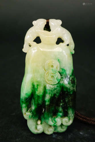 A JADEITE BERGAMOT PENDANT