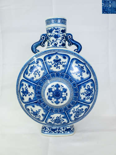 A 'QIANLONG' MARK BLUE AND WHITE MOON FLASK VASE