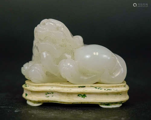 A JADE FIGURE OF AUSPICIOUS BEAST ORNAMENT