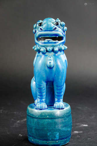 A PEACOCK BLUE ORNAMENT FIGURE OF LION