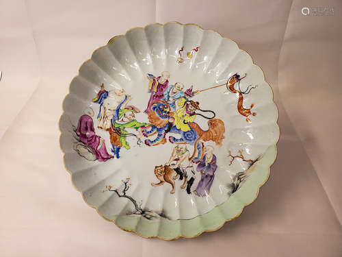 A QING DYNASTY FAMILLE ROSE CHARACTER STORY FLOWER SHAPED EDGE PLATE