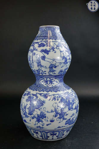 A' JIAJING' MARK KIDS PATTERN BLUE AND WHITE GOURD SHAPED VASE