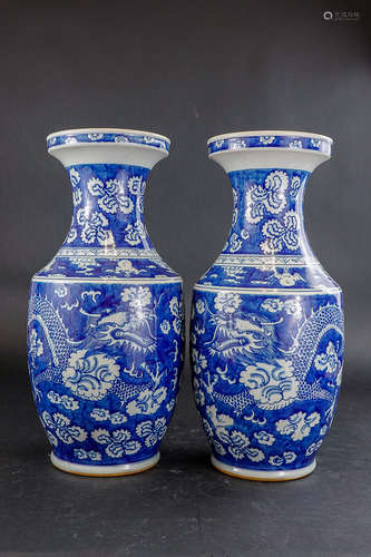 A PAIR OF BLUE & WHITE DRAGON PATTERN VASE