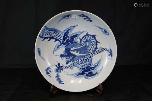 A DRAGON PATTERN BLUE AND WHITE PLATE