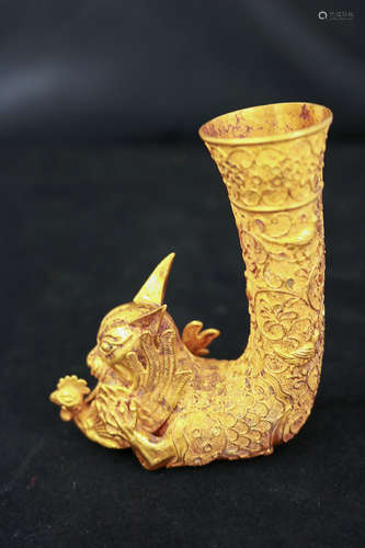 A GOLD CARVED BEAST EAT CHICKEN CUP