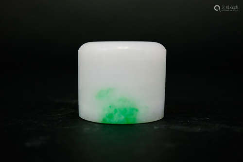 A JADEITE THUMB RING