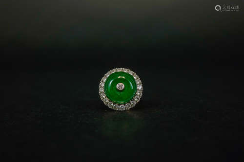 A JADEITE RING EMBEDED WITH DIAMOND