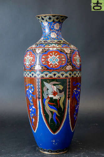 A FLORAL PATTERN ENAMELED BRONZE VASE