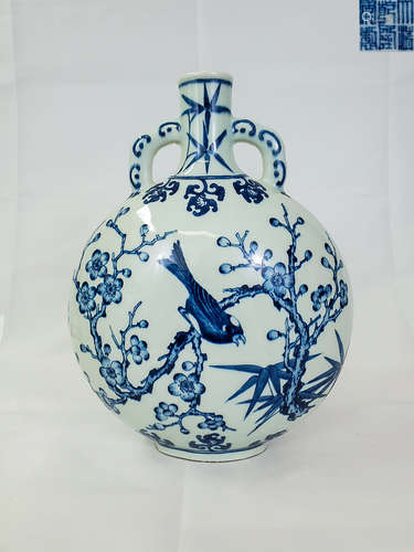 A 'QIANLONG' MARK FLOWER AND BIRD PATTERN BLUE AND WHITE MOON FLASK VASE