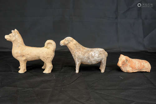 A POTTER STATUE OF THREE ANIMALS IN DIFFERENT SIZES WITH DAMAGE