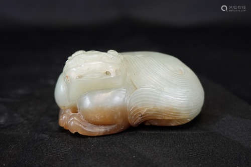 A HETIAN JADE FIGURE OF AUSPICIOUS ANIMAL ORNAMNT