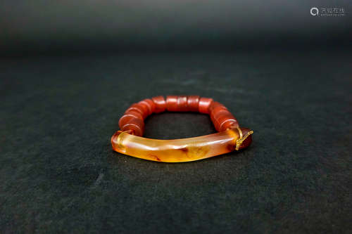 AN AGATE BRACELET WITH ONE BIG AGATE & 16 SMALL AGATE