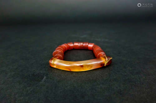 AN AGATE BRACELET WITH ONE BIG AGATE & 16 SMALL AGATE
