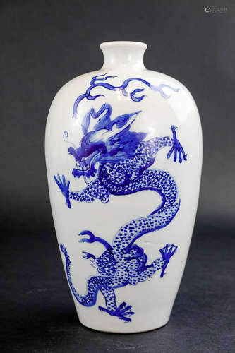 A BLUE & WHITE DRAGON PATTERN MEIPING VASE WITH MARK