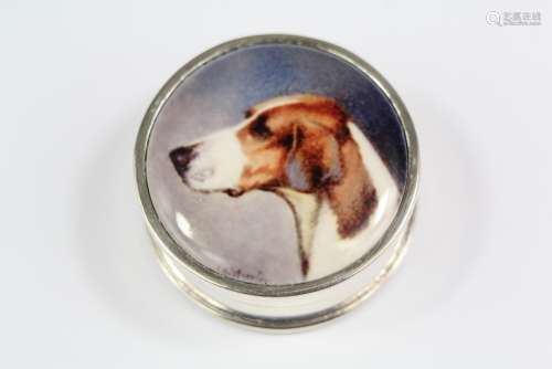 A Silver Pill Box; the lid depicting a hound, approx 17 mm d, approx 15 gms