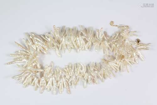 Fresh Water Pearls: a coral effect single-strand pearl necklace, 9ct gold clasp, approx 48 cms