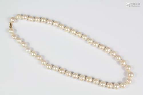 Fresh Water Pearl Necklaces: A single strand fresh water pearl necklace on 9ct gold clasp, pearls approx 10 mm, approx 45 cms