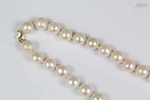 Fresh Water Pearl Necklaces: A single strand fresh water pearl necklace on 9ct gold clasp, pearls approx 10 mm, approx 45 cms