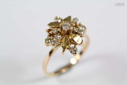 An 18ct Yellow Gold Diamond Ring, size R, approx 4