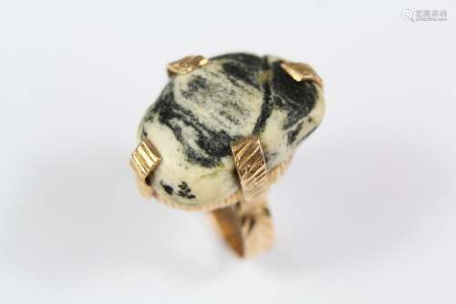 Antique 18/22ct Middle Eastern Yellow Gold Black and White Pebble Ring, size G, approx 4