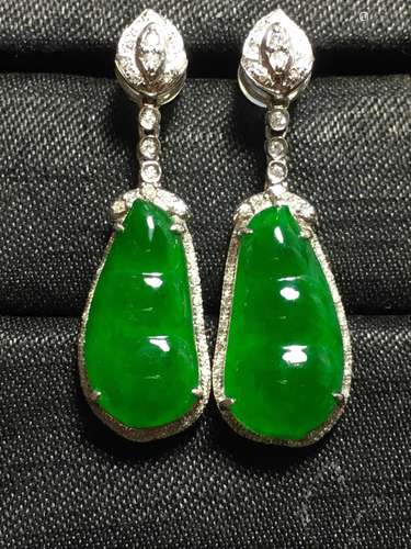 A PAIR OFGREEN JADEITE CARVED BEAN EARDROPS