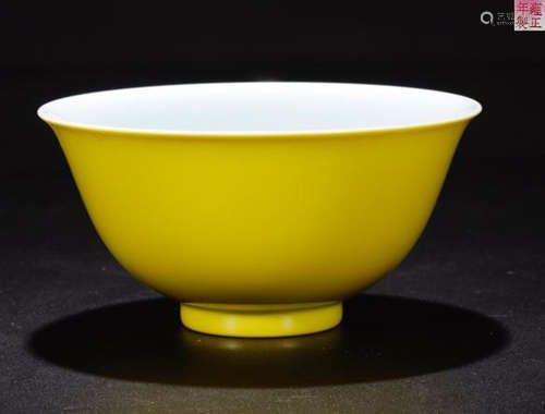 A YONGZHENG MARK PEACH PATTERN YELLOW BACK GROUD FAMILLE ROSE 'YIZHIDUXIU'BOWL