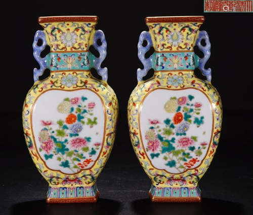 A QIANLONG MARK YELLOW BACK GROUND FAMILLE ROSE FLOWER PATTERN TWO EARS HANGING VASE