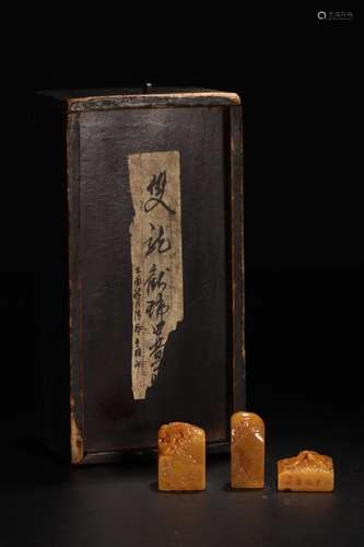 A SET OF SHOUSHAN TIANHUANG STONE CARVED 'SHUANGLONG XIANRUI' SEAL