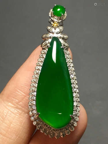 A ICY GREEN JADEITE CARVED MELON PENDANT , TYPE A