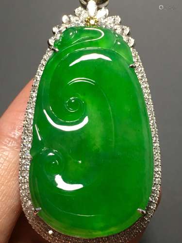 A GREEN JADEITE CARVED 'RUYI' DENPANT