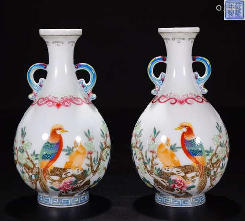 A QIANLONG MARK ENAMELED FLOWER AND BIRD PATTERN VASE WITH TWO EARS