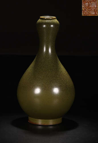 A QIANLONG MARK TEA GLAZE GARLIC SHAPED BOTTLE