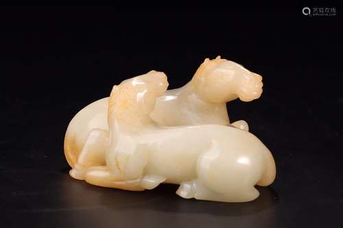 A HETIAN JADE TWO HORSE SHAPED ORNAMENT