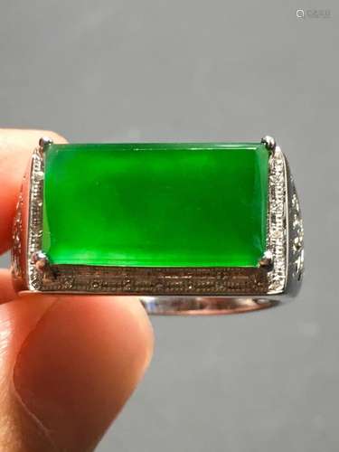 A GREEN JADEITE SADDLE SHAPED RING