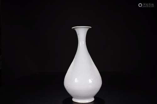 A WHITE GLAZE CARVEDN APTTERN YUHUCHUNPING VASE