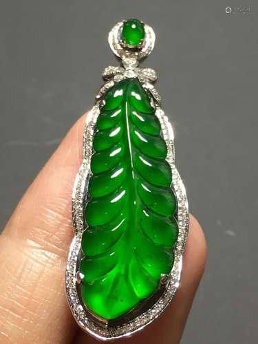 A GREEN JADEITE 'SHUOGUOLEILEI' PENDANT