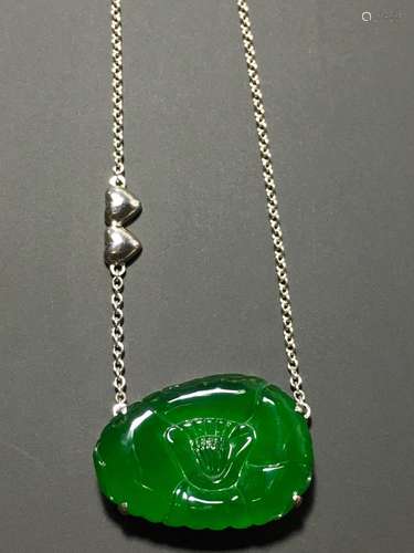 A GREEN JADEITE LOTUS NECKLACE