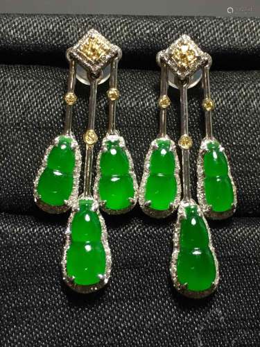 A GREEN JADEITE CARVED GOURD EARRING