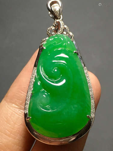 A ICY GREEN JADEITE CARVED 