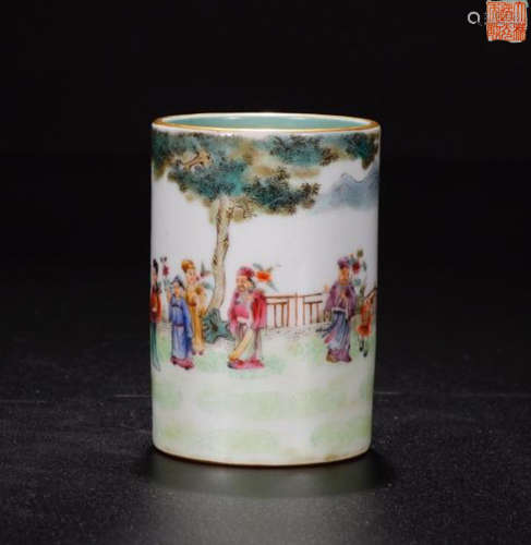 A DAOGUANG MARK FAMILLE ROSE CHARACTER STORY PATTERN BRUSH HOLDER