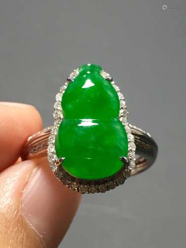 A GREEN JADEITE CARVED GOURD RING