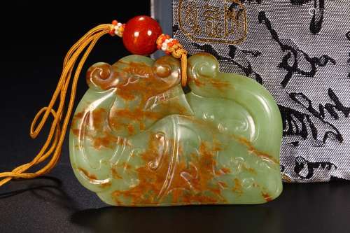 A HETIAN YELLOW JADE TIGER SHAPED PENDANT