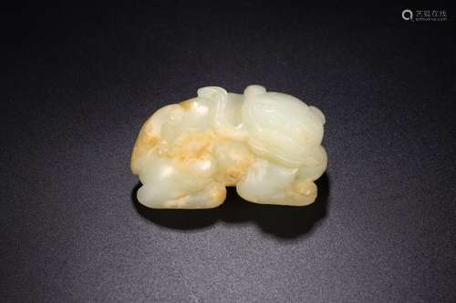 A HETIAN JADE LION FIGURE ORNAMENT