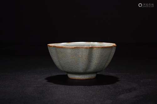 A XIKOU GUANYAO MELON SHAPED BOWL