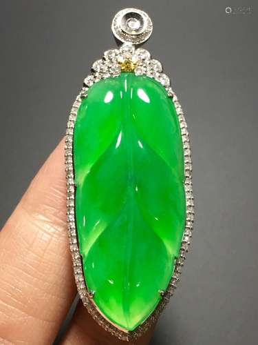 A GREEN JADEITE LEAF SHAPED DENPANT