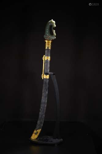 A QIANLONG MARK GILT BRONZE PRESSURE PEARL SKIN  HETIAN JADE HORSE HEAD KNIFE