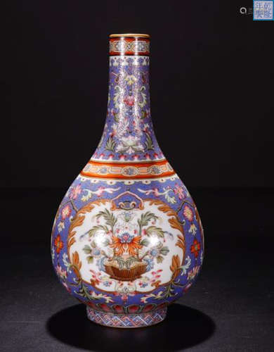 A QIANLONG MARK FAMILLE ROSE WINDING FLOWER PATTERN VASE