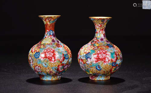 A QIANLONG MARK FLOWER PATTERN OUTLINE IN GOLD VASE